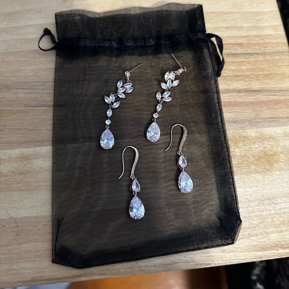 2 pairs of statement earrings